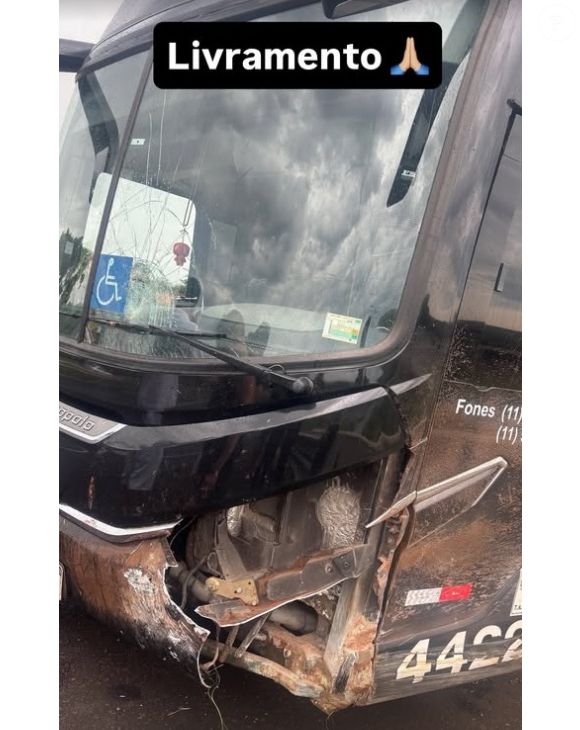 Acidente com o cantor Latino: ônibus atravessou pista e ficou com parte frontal do lado esquerda arrebentada
