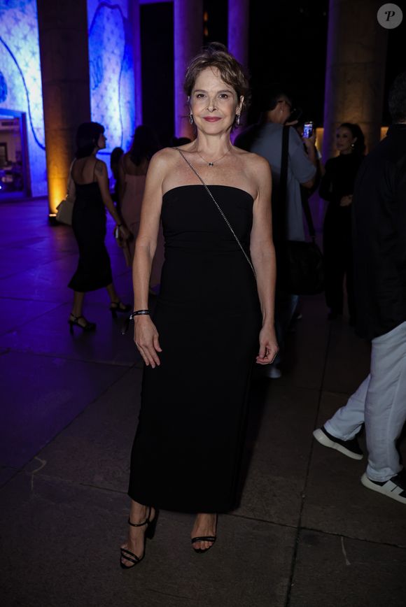 Drica Moraes também escolheu um modelito preto com tomara-que-caia para evento de cinema carioca