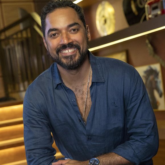 Ronei Soares (Thomás Aquino) - Muito ambicioso, famoso e respeitado, Ronei (Thomás Aquino) começou como locutor de rádio e conhece todo mundo no meio musical há mais de 20 anos. Tornar-se empresário de artistas foi um passo natural.