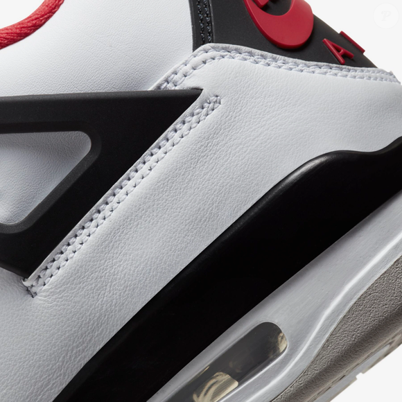 Com detalhes em branco, preto e vermelho, o Air Jordan 4 Fire Red marcou época e permanece como um dos lançamentos mais importantes da trajetória da Nike