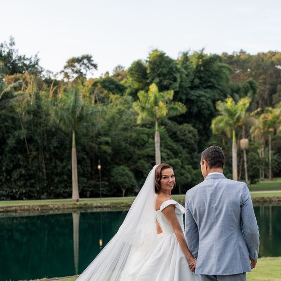 Vestido de noiva de Isis Valverde trouxe um véu catedral em tule marfim com acabamento em renda