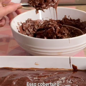Eliana também acrescenta uma cobertura crocante que dá um toque especial ao bolo e melhora sua textura