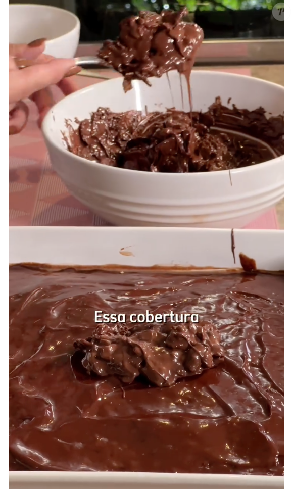 Eliana também acrescenta uma cobertura crocante que dá um toque especial ao bolo e melhora sua textura