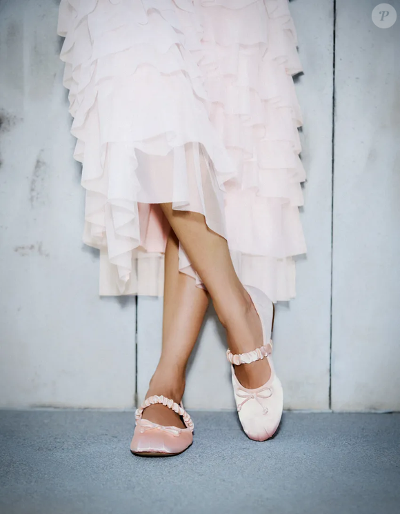 Para quem procura uma alternativa às sapatilhas tradicionais, o modelo de cetim rosa da Bershka aposta em uma ponteira estruturada e acabamento plissado. De acordo com as informações do produto, o calçado está disponível na cor rosa sob a referência 1618/764/050, por R$ 199