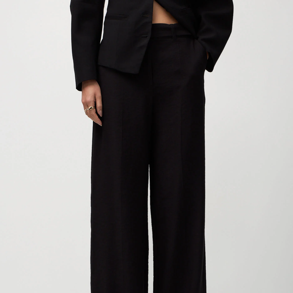 A calça soltinha da Renner aposta em conforto, cintura marcada e visual minimalista para criar produções elegantes no dia a dia. Preço: R$ 125,90