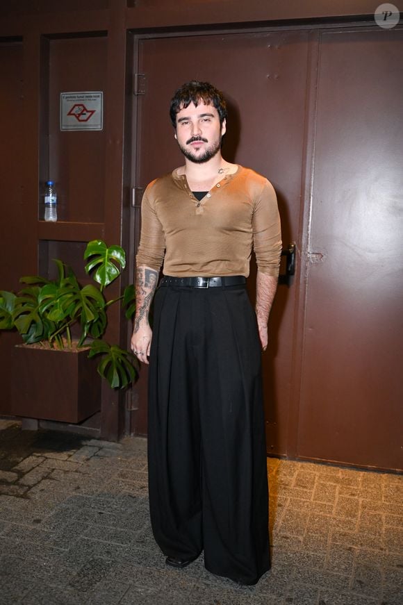 O humorista Rafa Chalub compareceu com um look estiloso de camisa 3/4 e calça wide leg