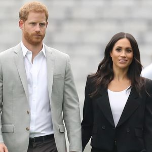 Meghan Markle e Príncipe Harry deram auxílio aos desabrigados em meio aos incêndios que estão assolando Los Angeles.
