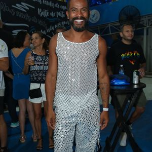 Após polêmica com Giovanna Lancellotti, Samuel de Assis apostou em roupa com transparência para novo ensaio da Beija-Flor