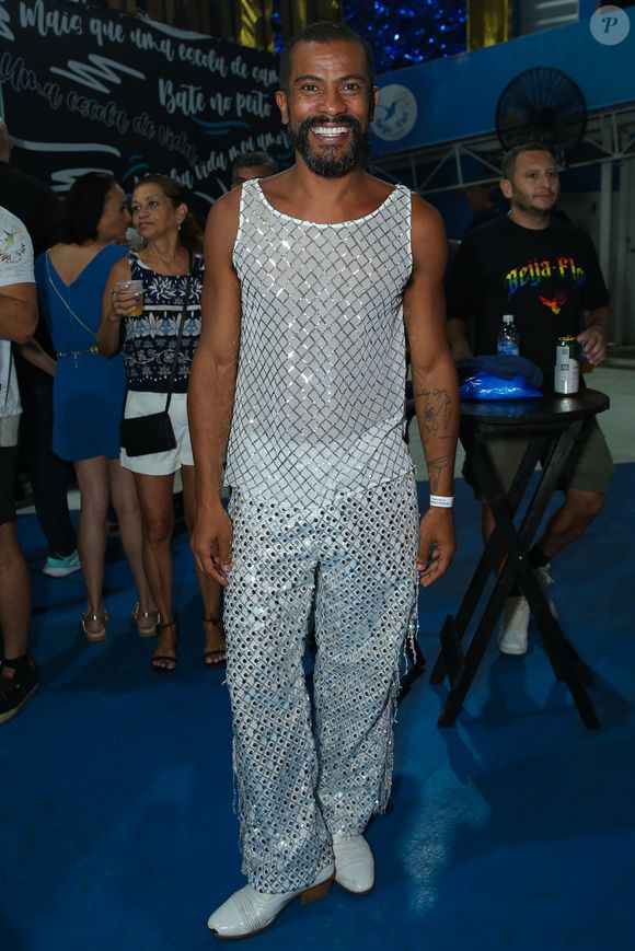Após polêmica com Giovanna Lancellotti, Samuel de Assis apostou em roupa com transparência para novo ensaio da Beija-Flor