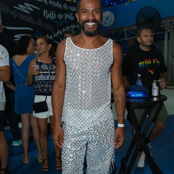Após polêmica com Giovanna Lancellotti, Samuel de Assis apostou em roupa com transparência para novo ensaio da Beija-Flor