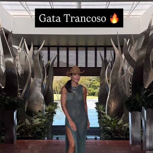 Ivete Sangalo deixou o corpo em evidência ao posar com uma saída de praia verde e vazada. Por baixo, a cantora usava um biquíni cortininha de cor clara