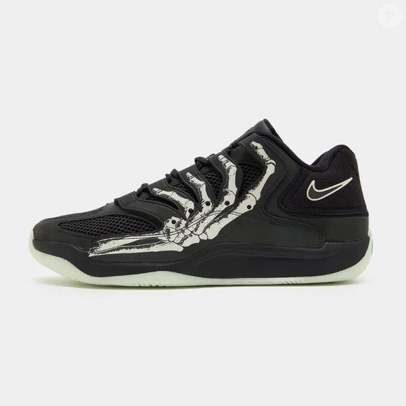 O tênis exclusivo de Kevin Durant combina uma entressola preta de espuma Cushlon com amortecimento Zoom Air no antepé e no calcanhar. Os recursos fazem parte da estrutura esportiva do Nike KD 18 Halloween