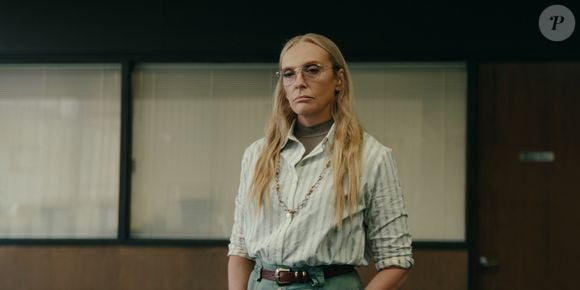 Em 'Desobedientes', Toni Collette interpreta Evelyn, fundadora e diretora da Tall Pines Academy. Ela aparenta ser confiável, mas esconde um lado frio e manipulador