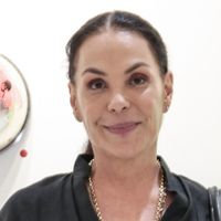 'Botox natural': o truque simples de skincare de Carolina Ferraz, aos 58 anos, para ser usado durante toda a noite