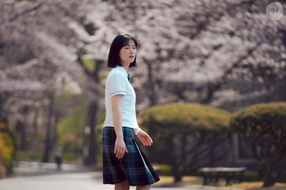 Misteriosamente, Han Jun-hee acaba viajando no tempo e voltando para o ano de 1998, onde acorda no corpo da estudante Kwon Min-ju