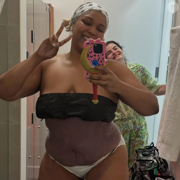 Flávia é responsável por uma clínica nos Estados Unidos especializada em técnicas próprias de massagem modeladora e drenagem linfática, com uma clientela estrelada que inclui nomes como Karol G e Jennifer Connelly.