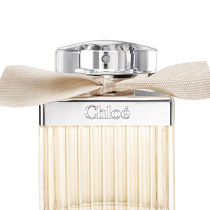 O Chloé Eau de Parfum combina peônia, lichia e frésia na saída, rosa, lírio do vale e magnólia no coração e cedro da Virgínia, âmbar e mel no fundo