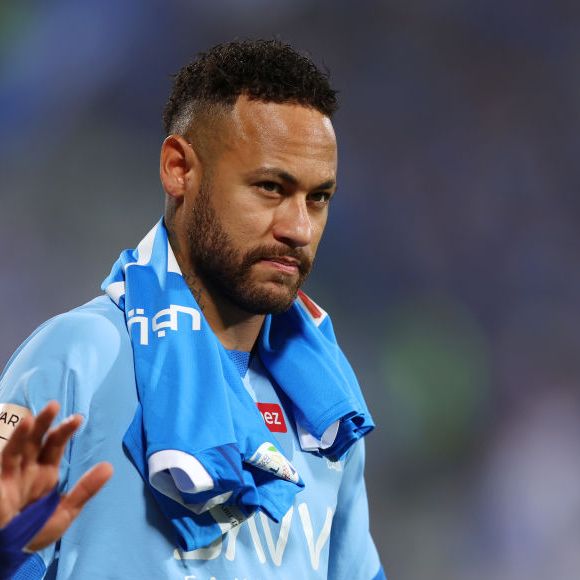 Neymar foi contratado pelo Al-Hilal em 2023, mas jogou apenas sete partidas devido a uma grave lesão no joelho