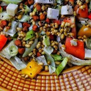 Para a salada, cozinhe as lentilhas de diferentes qualidades até que fiquem al dente
