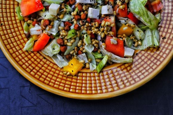 Para a salada, cozinhe as lentilhas de diferentes qualidades até que fiquem al dente