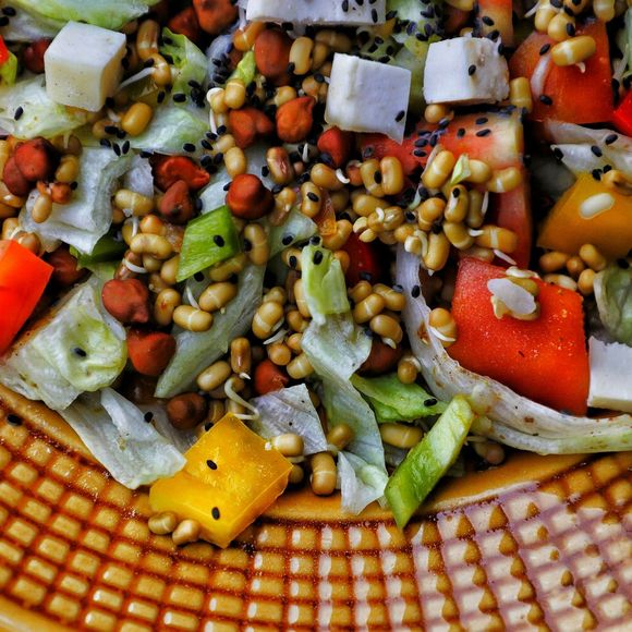 Para a salada, cozinhe as lentilhas de diferentes qualidades até que fiquem al dente
