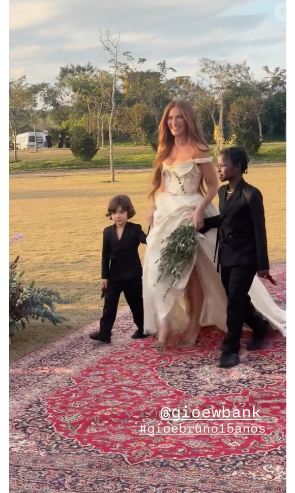 Vestido de noiva de Giovanna Ewbank mistura o clássico e moderno e se destacou pelos detalhes em seda e botões do século XVIII