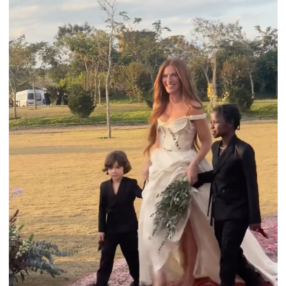 Vestido de noiva de Giovanna Ewbank mistura o clássico e moderno e se destacou pelos detalhes em seda e botões do século XVIII