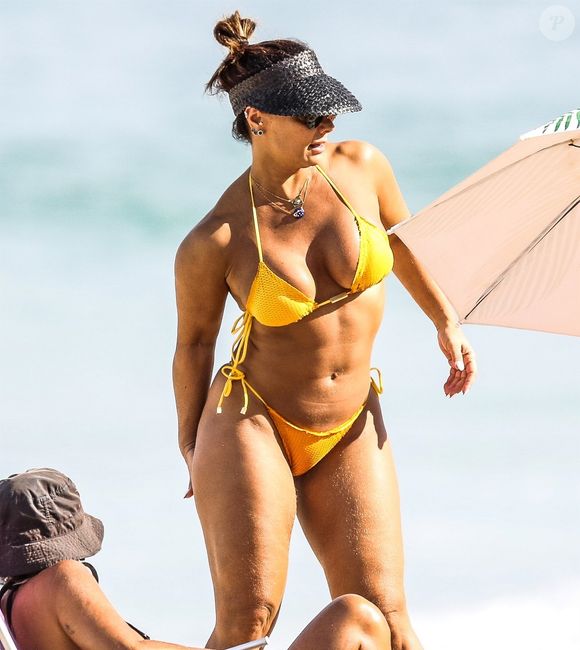 Neste flagra, Viviane Araújo, de biquíni amarelo, mostrou seu corpo totalmente em dia