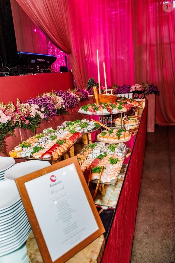Mesa de buffet da festa da WePink reúne camarões, queijos nobres, antepastos, saladas e flores naturais