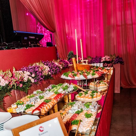 Mesa de buffet da festa da WePink reúne camarões, queijos nobres, antepastos, saladas e flores naturais