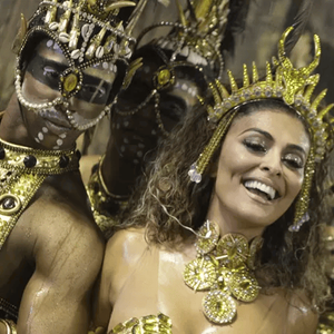 Ela viu seu primeiro desfile aos 12 anos, na frisa da Sapucaí, e nunca mais se afastou do Carnaval. Juliana Paes na comissão de frente da Viradouro, no Carnaval de 2015