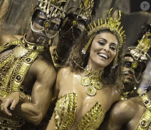 Ela viu seu primeiro desfile aos 12 anos, na frisa da Sapucaí, e nunca mais se afastou do Carnaval. Juliana Paes na comissão de frente da Viradouro, no Carnaval de 2015