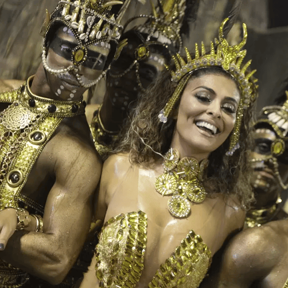 Ela viu seu primeiro desfile aos 12 anos, na frisa da Sapucaí, e nunca mais se afastou do Carnaval. Juliana Paes na comissão de frente da Viradouro, no Carnaval de 2015