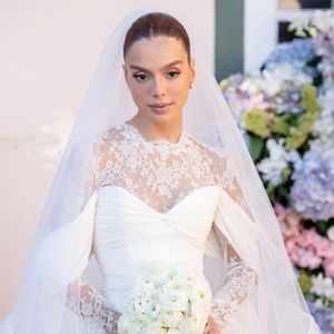 Giovanna Lancellotti apostou em um buquê de rosas brancas simples e elegante