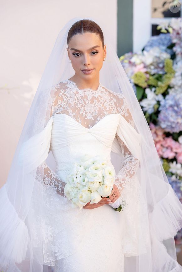 Giovanna Lancellotti apostou em um buquê de rosas brancas simples e elegante