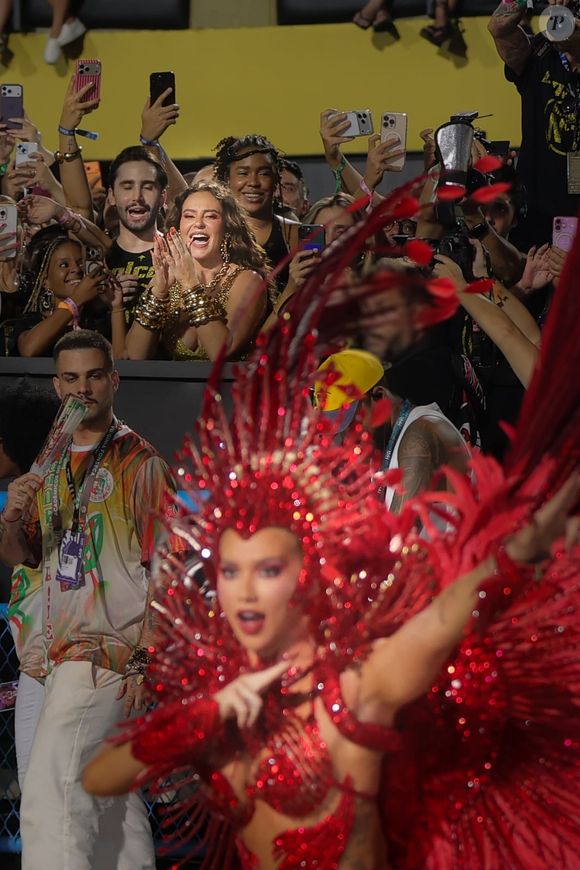 Virgínia estreou como rainha de bateria da Acadêmicos do Grande Rio na Sapucaí, enfrentou vaias do público e recebeu gesto de apoio de Paolla Oliveira durante o desfile