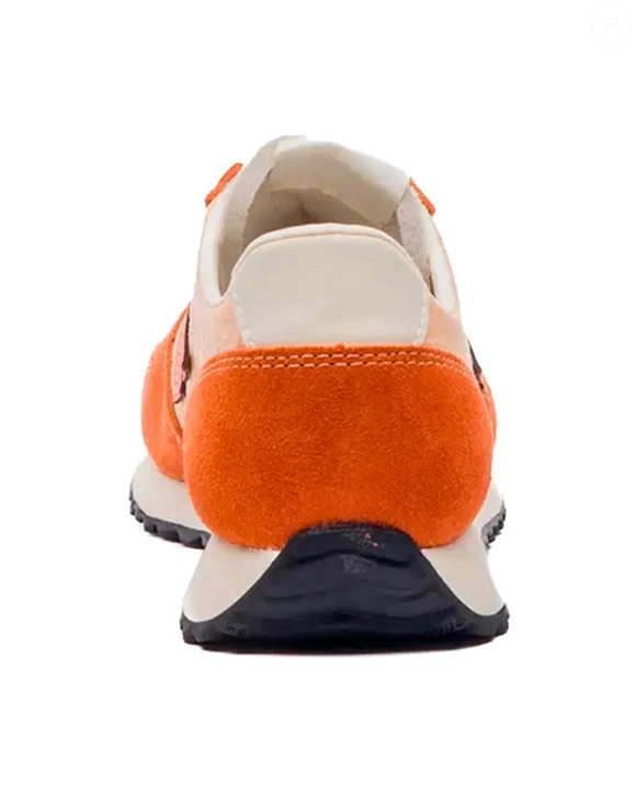 O estilo athleisure é uma das propostas do Tênis New Balance 471 Feminino na cor laranja, que pode ser combinado com diferentes peças. A estética mistura elementos esportivos e casuais, permitindo criar produções descontraídas para passeios e outras atividades do dia a dia