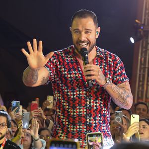 O cantor Diogo Nogueira chama atenção para os cuidados nos primeiros dias após o implante capilar