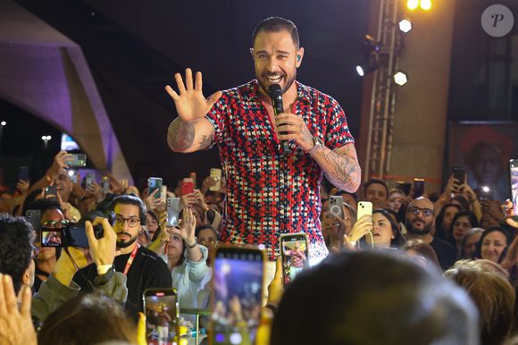 O cantor Diogo Nogueira chama atenção para os cuidados nos primeiros dias após o implante capilar