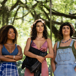 Já no oitavo episódio, Bia passa por mudanças na vida e seu figurino acompanha essa nova fase com cores escuras e estampas mais sóbrias. Mais tarde, o slip dress rosado combinado com jaqueta de couro traduz a confiança e a maturidade conquistadas pela personagem
