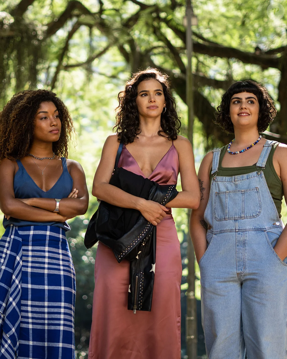 Já no oitavo episódio, Bia passa por mudanças na vida e seu figurino acompanha essa nova fase com cores escuras e estampas mais sóbrias. Mais tarde, o slip dress rosado combinado com jaqueta de couro traduz a confiança e a maturidade conquistadas pela personagem