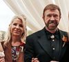 Chuck Norris e Dina em foto mais recente: ator revelou que, no encontro com a filha, não precisou pedir exame de DNA devido à compatibilidade com ela