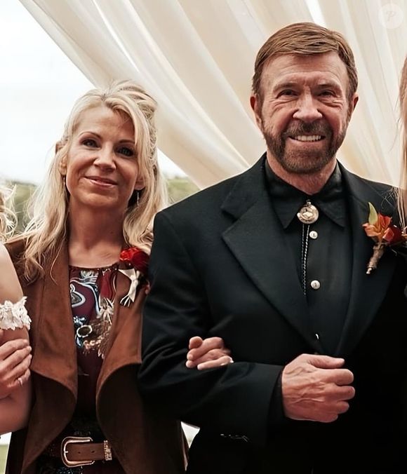 Chuck Norris e Dina em foto mais recente: ator revelou que, no encontro com a filha, não precisou pedir exame de DNA devido à compatibilidade com ela