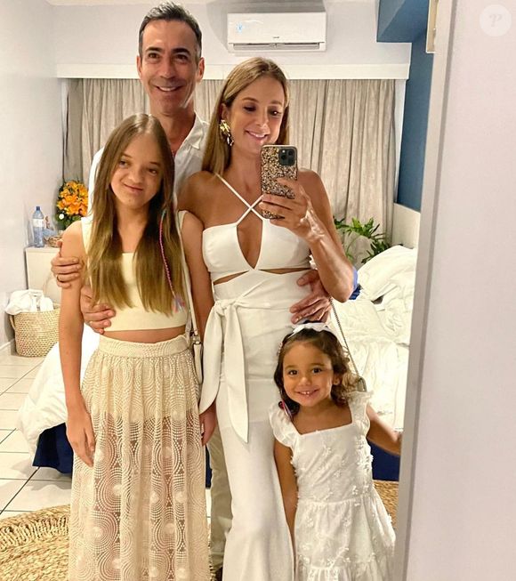 César Tralli e a mulher, Ticiane Pinheiro, em foto com a filha do casal, Manuella, e de Rafaella Justus, herdeira mais velha da apresentadora