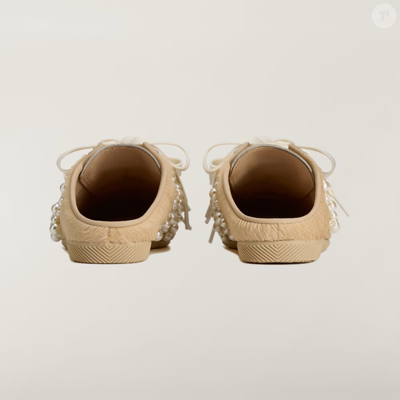 A parceria entre Adidas e Simone Rocha renovou a silhueta do tênis Slip-on Simone Rocha Japan, modelo criado para unir estilo e facilidade no dia a dia