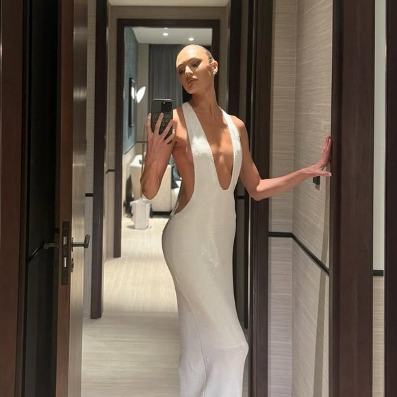 Em comum, as duas provaram como a peça funciona em diferentes contextos, mantendo o impacto e o ar poderoso independentemente de quem a veste.