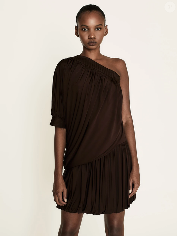 Look de Isabelle Drummond como Naiane na novela 'Coração Acelerado': a blusa apresenta caimento fluido com drapeado sofisticado, enquanto a saia com efeito plissado adiciona textura e modernidade ao visual