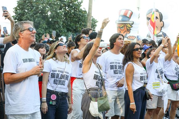 Os atores Dira Paes e Luis Salém na manifestação em Copacabana