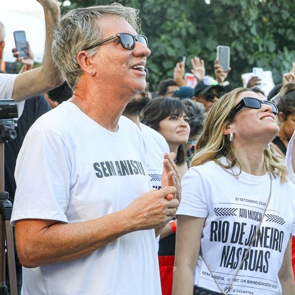 Os atores Dira Paes e Luis Salém na manifestação em Copacabana