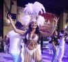 Gracyanne Barbosa sambou com prótese na perna no mini desfile da União da Ilha do Governador na Cidade do Samba